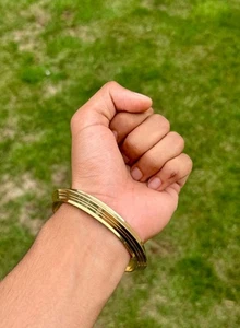 Bracciale Sikh Ottone Kara Collare Bordo Linee Singh Kada Look Oro 22ct B31 NUOVO - Foto 1 di 10