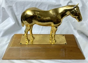 Trofeo de latón vintage años 60 de metal pesado con base de madera sin placa envío gratuito - Imagen 1 de 4
