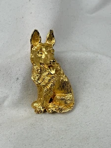 Dog   Brooch Pin  Crown Trifari German Shepherd Dog  Gold Tone Well Detailed - Picture 1 of 7