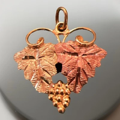 Colgante Landstroms 10K Black Hills Oro Hoja de Vid Firmado Foto 1 de 4