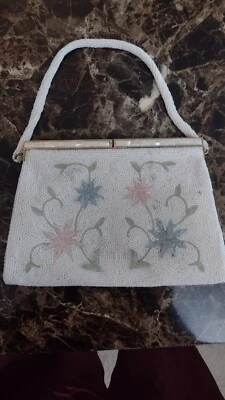 Bolso de teatro vintage blanco floral con cuentas con broche de cáscara de perla hecho a mano en Japón Foto 1 de 4