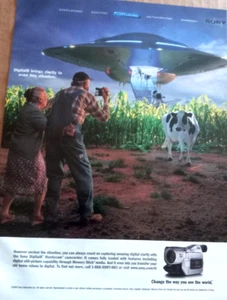 Anuncio impreso 2000 - Videocámaras Sony OVNI platillo volador vacas nave espacial página de publicidad - Imagen 1 de 2