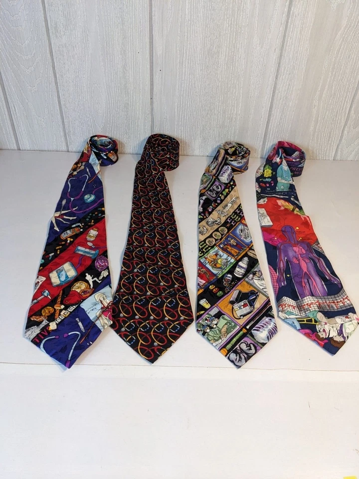 Conjunto de 4 Corbatas Temáticas Médicas Nicole Miller De Colección Años 90 Usadas en Excelente Condición Foto 1 de 4