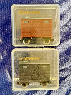 EGGER-BAHN: 2 gedeckte Güterwagen kurz, braun und antrhrazit, gepflegt, in OVP - Bild 1 von 3
