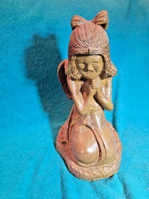 Arte popular de madera tallado a mano firmado y fechado artista local ángel arrodillado y orando Foto 1 de 3