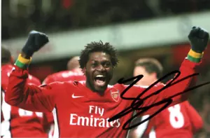 ARSENAL: FOTO DE ACCIÓN FIRMADA POR EMMANUEL ADEBAYOR 6x4 + certificado de autenticidad - Imagen 1 de 1