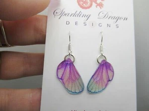 Dainty Butterfly Wing Earrings in Blue & Pink: Fun and Enchanting Fairy Jewells - Bild 1 von 4