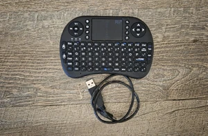 Mini teclado inalámbrico Rii i8+ 2,4 GHz con panel táctil y cable de carga - sin probar - Imagen 1 de 4