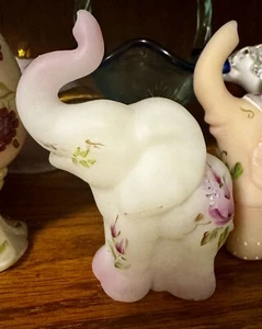 Fenton Perlized White Ombre Elephant Hand Painted Floral Signed D Cutshaw - Picture 1 of 5