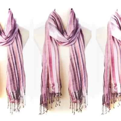 THEODORA & CALLUM | OS | Bufanda con flecos metálica púrpura plateada Monaco precio de venta sugerido por el fabricante 88 USD Foto 1 de 4