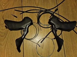 Shimano 105 ST-R7000 2 x 11 speed sti levers with cables - Picture 1 of 3