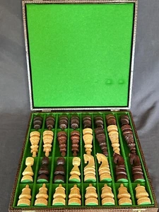 Schachfiguren, Holz geschnitzt, mit Schachtel - Bild 1 von 13