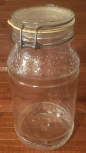 Tarro de vidrio vintage de 2 litros hecho en Italia marca floral con tapa con bisagras - Imagen 1 de 6