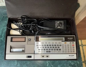 Computadora de bolsillo Sharp PC-1500A de colección con interfaz de impresora/casete CE-150 PROBADA - Imagen 1 de 6