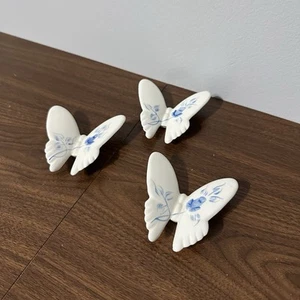 3 Vintage Keramik Blumen Schmetterling handbemalt blau & weiß - Bild 1 von 4