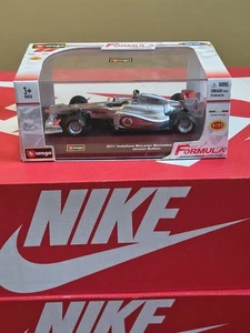 Bburago 1/32 Formula one 2011 Vodafone McLaren Mercedes MP4-26 Jenson Button 4  - Foto 1 di 9