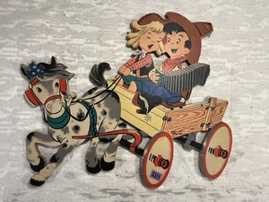 Decorazione da parete vintage bambino cowboy e pin-up indiani Dolly Toy Co Buckaroos anni 50-8208 - Foto 1 di 7