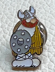 VINTAGE ASTERIX HAGAR THE HORRIBLE WITH SHIELD 1993 PIN BADGE - Foto 1 di 3