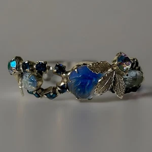 JULIANA D&E BOOK PIECE Armband blau geschnitzte Rosen Kreidestreifen Strass - Bild 1 von 17