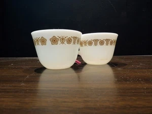 E7074 - 2er Set Vintage Pyrex Schmetterling Gold Milchglas Kaffee-/Teetassen & Becher - Bild 1 von 2