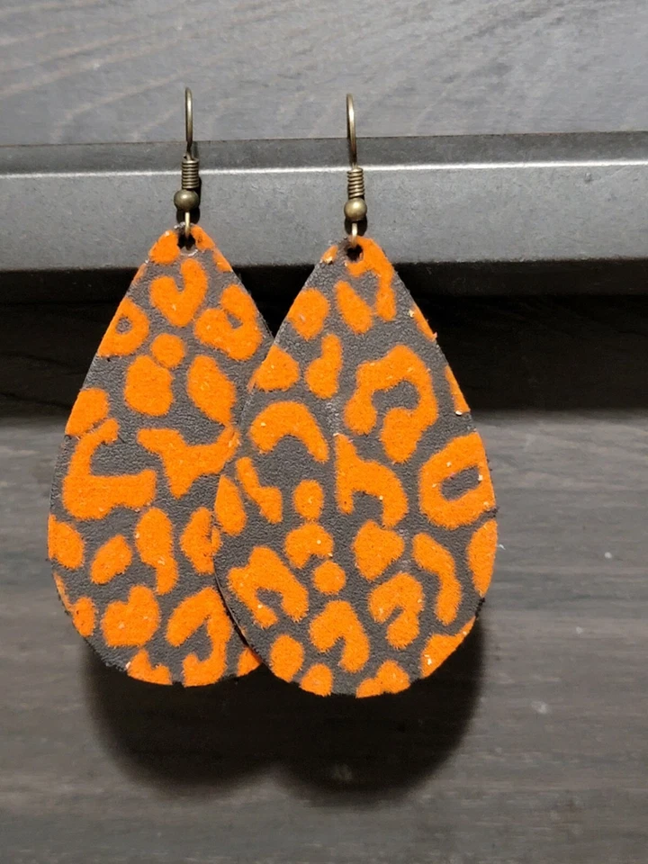 НАТУРАЛЬНОЙ кожи капли серьги черный с оранжевый бархат гепард 2,5» - Изображение 1 из 1