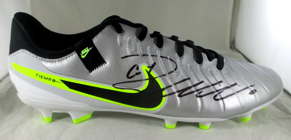 Cristiano Ronaldo / Botín de fútbol autografiado Nike Tiempo plateado y amarillo / Certificado de autenticidad Foto 1 de 4