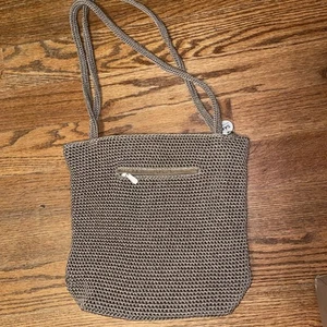 THE SAK Hobo-Handtasche taupe gehäkelt Strick gewebt Schultertasche BoHo Landhaus gebraucht, in einwandfreiem Zustand - Bild 1 von 11