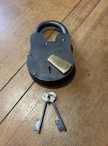 A Huge Metal Shop Display Working Padlock. 23.5 Cms Tall. - Picture 1 of 6