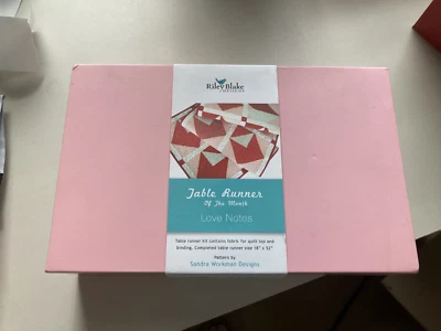 Kit de edredón en caja de notas de amor corredor de mesa del mes de Sandra Workman Foto 1 de 3