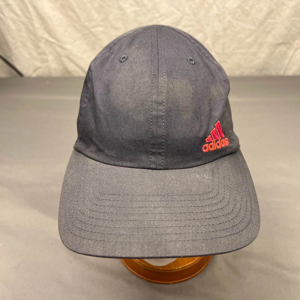 Gorra deportiva Adidas roja con logotipo lateral de tres rayas para mujer gris ajustable Foto 1 de 4