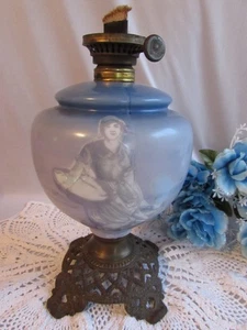 ANTIQUE WHITE & BLUE DUTCH GIRL & WINDMILLS OIL KEROSENE LAMP W WORKING WICK 12" - Bild 1 von 8