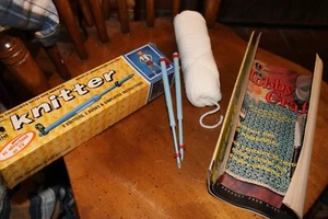 K-Tel Knitter 1971 modello P1-660 ~ scatola originale, 2 libri, istruzioni - Foto 1 di 1