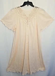 Bata de nailon melocotón línea sombra vintage falta mediana abotonada hasta la rodilla con encaje - Imagen 1 de 5