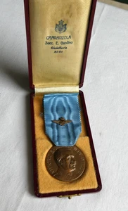 MEDAGLIA MILITARE AERONAUTICA CON AQUILA PILOTA E SCATOLA AVIAZIONE REGNO WWII - Picture 1 of 11
