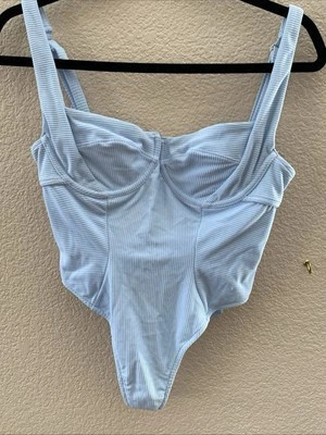 Camille Kostek Trajes de baño para todas las mujeres Ella es icónica Azul Claro Una pieza M Foto 1 de 4