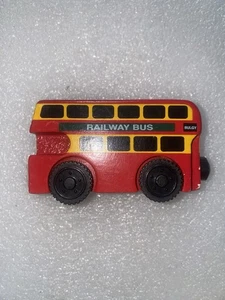 Bulgy Thomas & Friends Holzeisenbahn rot Bulgy Bus Lok Zug Set / Schienen - Bild 1 von 2