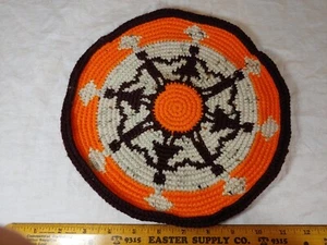 Vintage 1970s 1980s Handmade Holding Hands Brown + Orange Macrame Trivet Circle - Picture 1 of 5