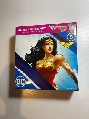 Conjunto combo de 2 cuecas e 1 par de meias femininas Wonder Woman, tamanho pequeno - Imagem 1 de 4