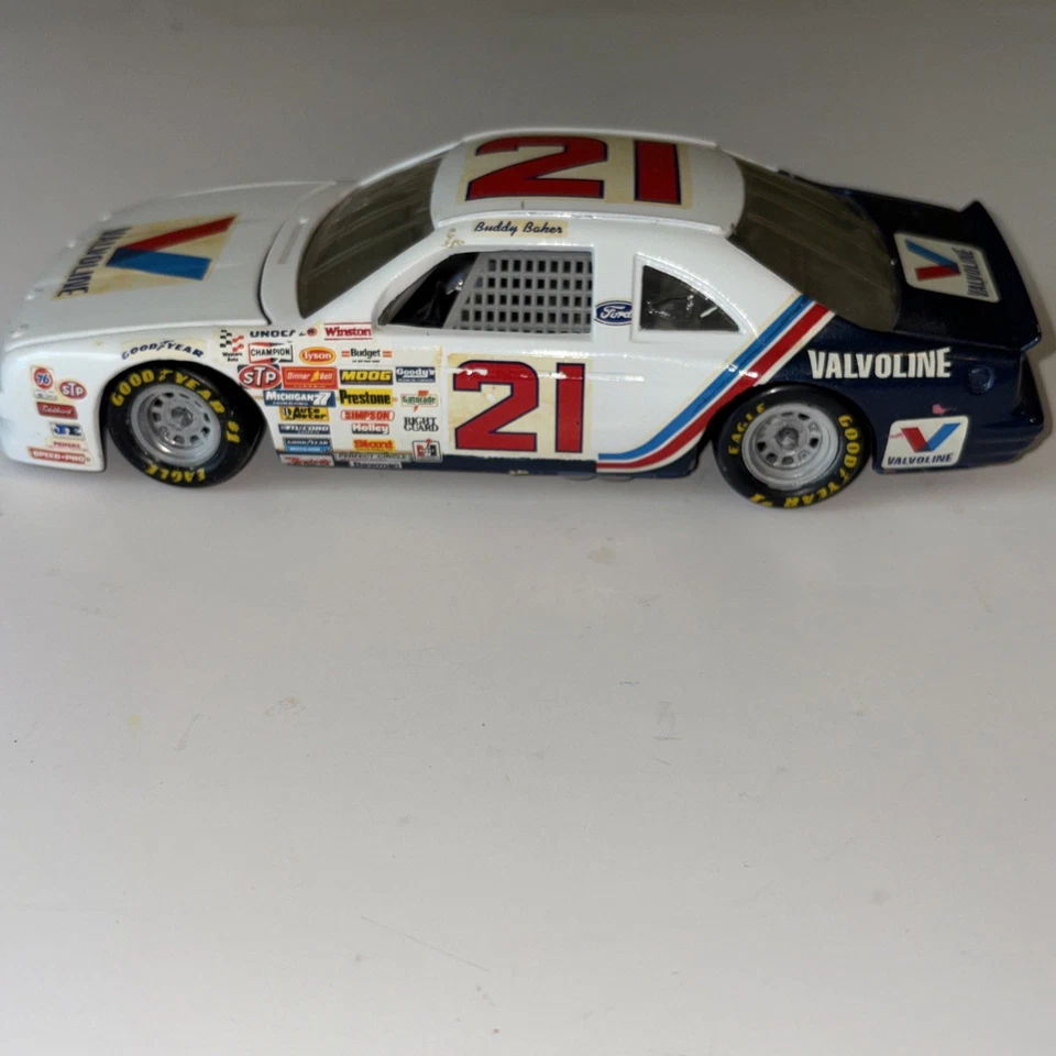 Buddy Baker #21 Valvoline 1983 Thunderbird 1/24 Diecast Revell Suelto Foto 1 de 4