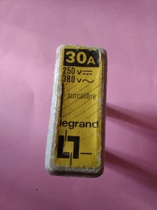 Legrand Sicherungshalter Porzellan Spindel 9 mm Abstand 3 cm Sicherung 32 AMPERE  - Bild 1 von 2