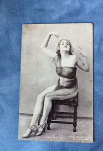 1927 Akt Frau sitzend, transparenter Netzschal, Riemchenabsätze, Ausstellungskarte - Bild 1 von 3