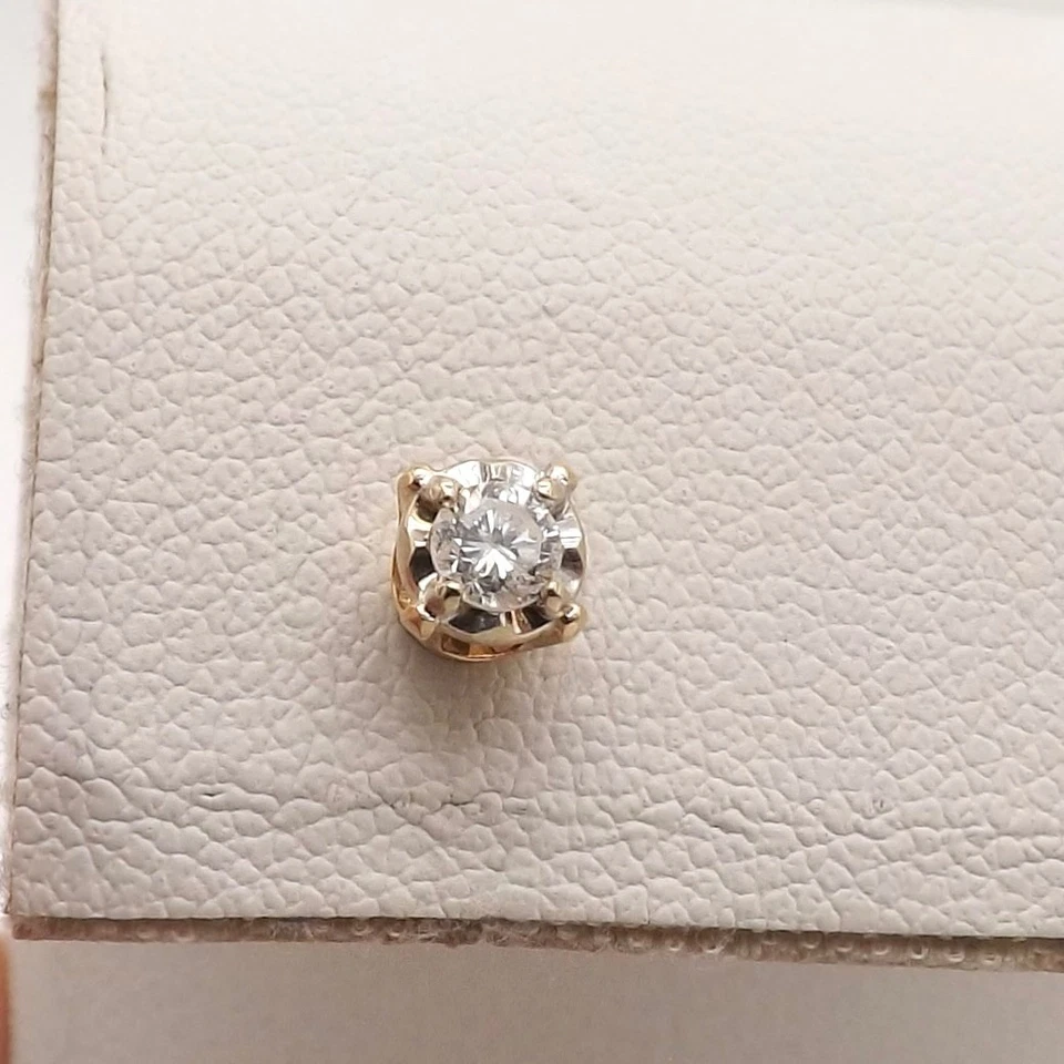 Conjunto de aretes individuales de diamante natural con ilusión de oro macizo de 14k uno Foto 1 de 4