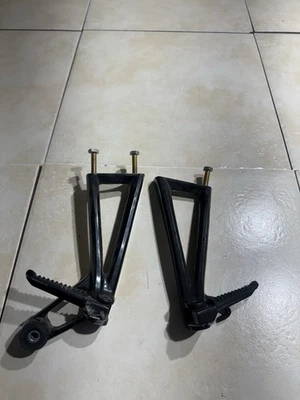 Juego de reposapiés de pasajero trasero apto para Yamaha YZF-R6 2003-2005 Foto 1 de 4