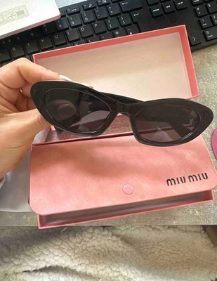 Gafas de sol Miu Miu MU 09WS 1AB5S0 negras doradas gris oscuro lentes mujeres auténticas Foto 1 de 3