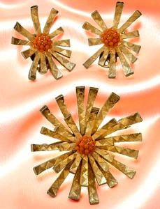 Vintage goldfarbene Bellini Atomstern strukturierte Koralle Brosche & Clip Ohrring Set - Bild 1 von 6