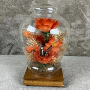 Farfalla vintage con fiori di seta sotto vetro cupola cloche ~ fiori di seta base legno - Foto 1 di 12