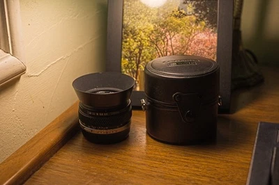 Olympus g. zuiko auto-w 28mm f3.5 con capó de lente y estuche, funciona en excelente estado Foto 1 de 4