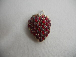 SWAROVSKI RED CRYSTAL STRAWBERRY BROOCH RETIRED SWAN SIGNED COLLECTIBLE