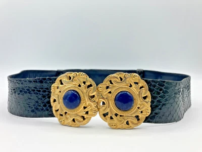 Cinturón negro vintage Judith Leiber piel de serpiente con hebilla dorada y piedras azules Foto 1 de 3