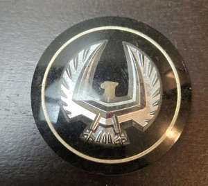 Chrysler Imperial/LeBaron 2 7/16" plástico palo en emblema OEM Mopar  - Imagen 1 de 3